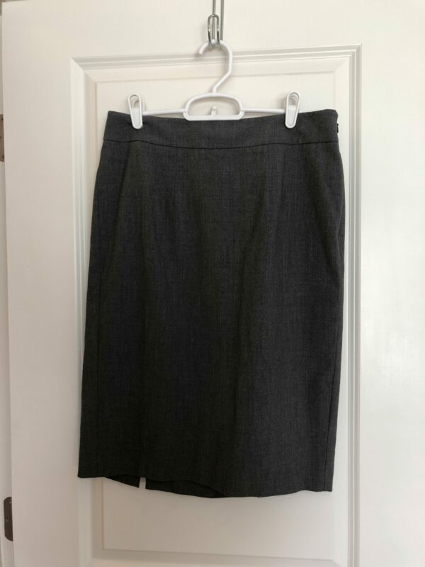 New York and Company size 8 gray skirt